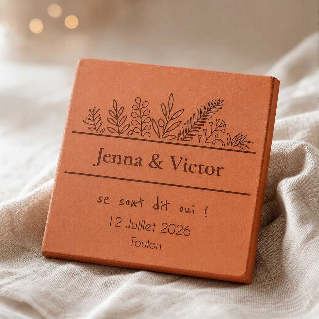 Carreau carré en terre cuite gravé « Jenna & Victor se sont dit oui ! » avec la date et le lieu du mariage